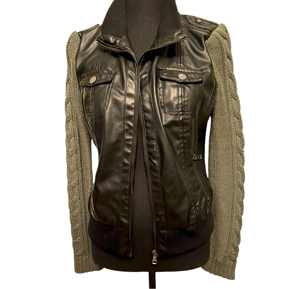 Faux leather jacket, with knitted sweater sleeves. Ci sono. Size medium.
